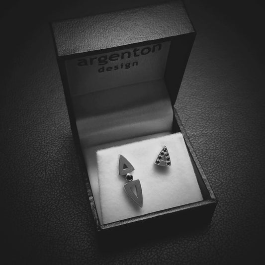 9ct white Gold black Spinel Arrow Head studs